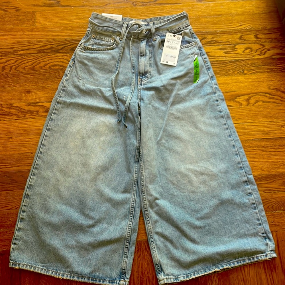 They run true to size. Very cute and flattering.